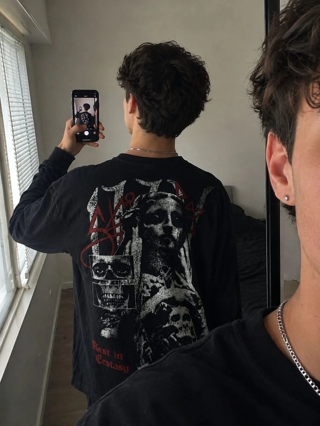Vue de l’imprimé au dos dans un miroir