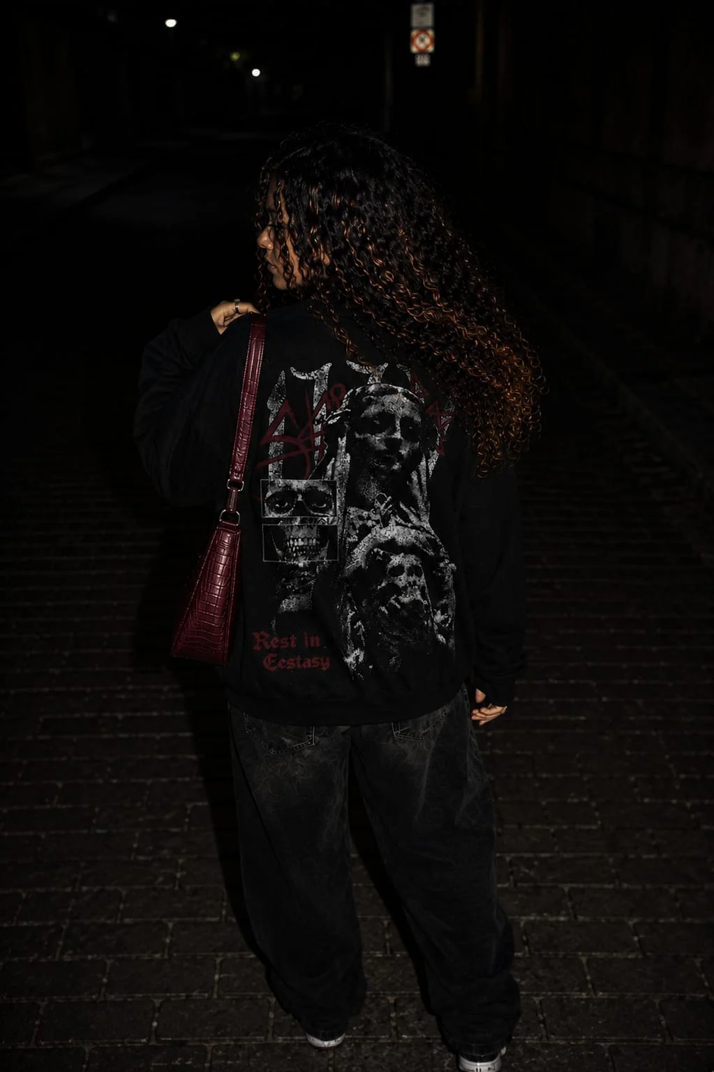 Le pull Rest in Ecstasy porté de dos, de nuit