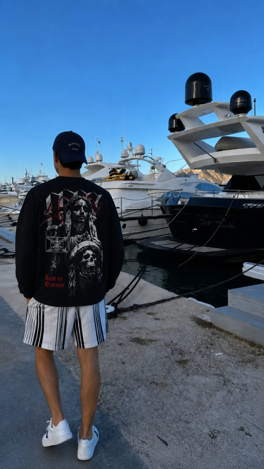 Pull porté de dos près d’un bateau